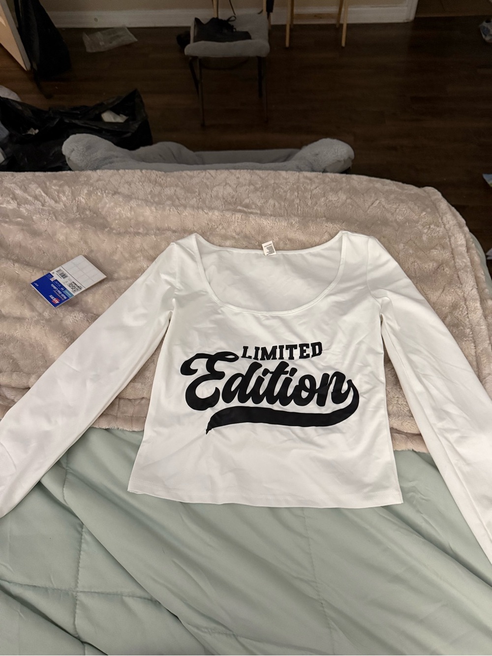 Source Unknown White Long Sleeve Scoop Neck Top with 'Limited Edition' Graphic